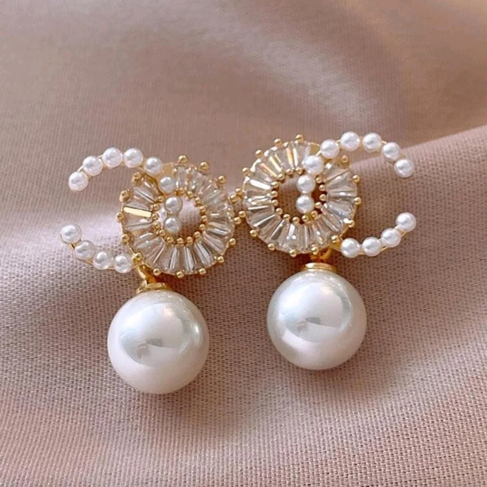 Elegant Gold and Pearl Earrings - Picture 2 of 5
